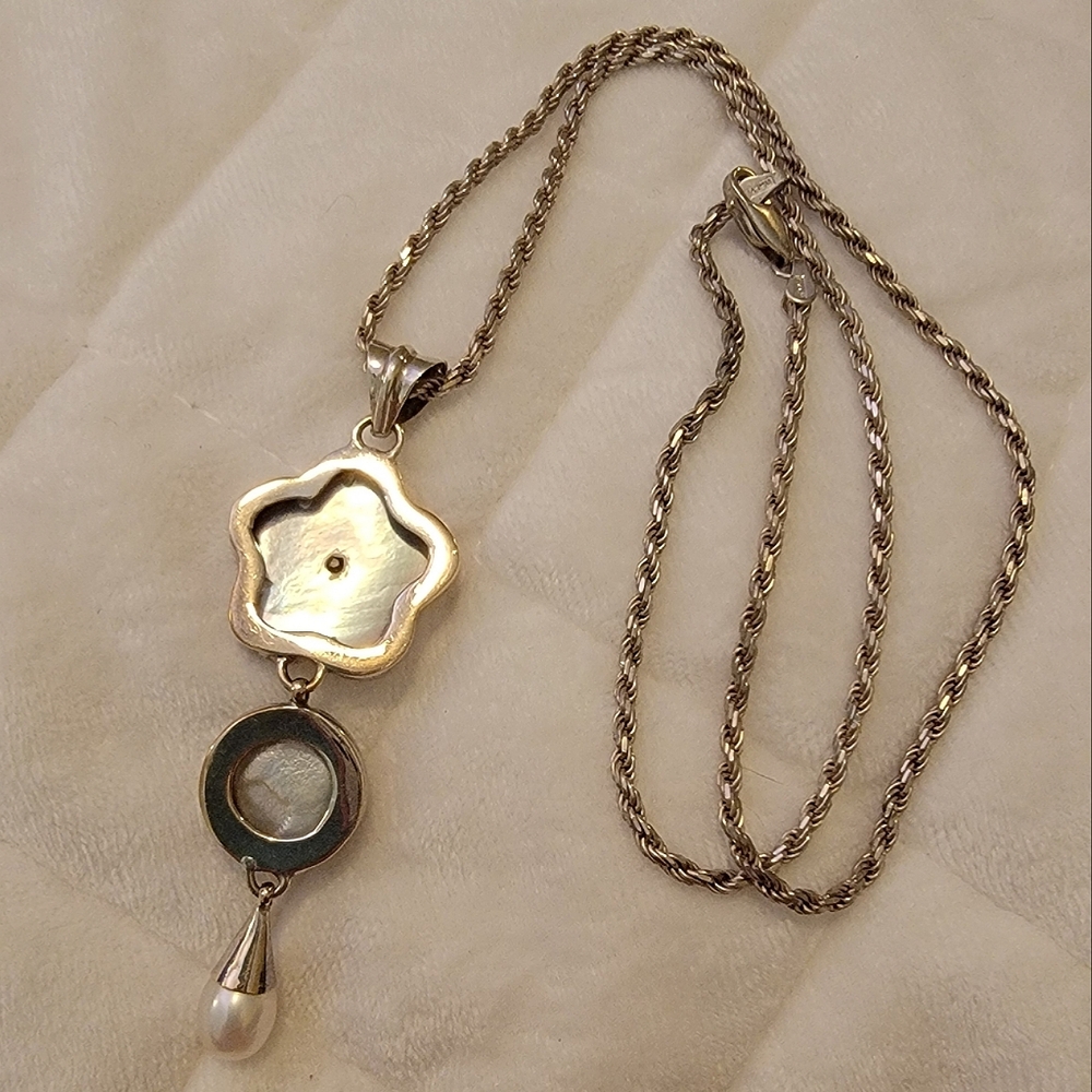 Stunning Sterling Silver Carved MOP & Pearl Flower Necklace - Picture 8 of 12